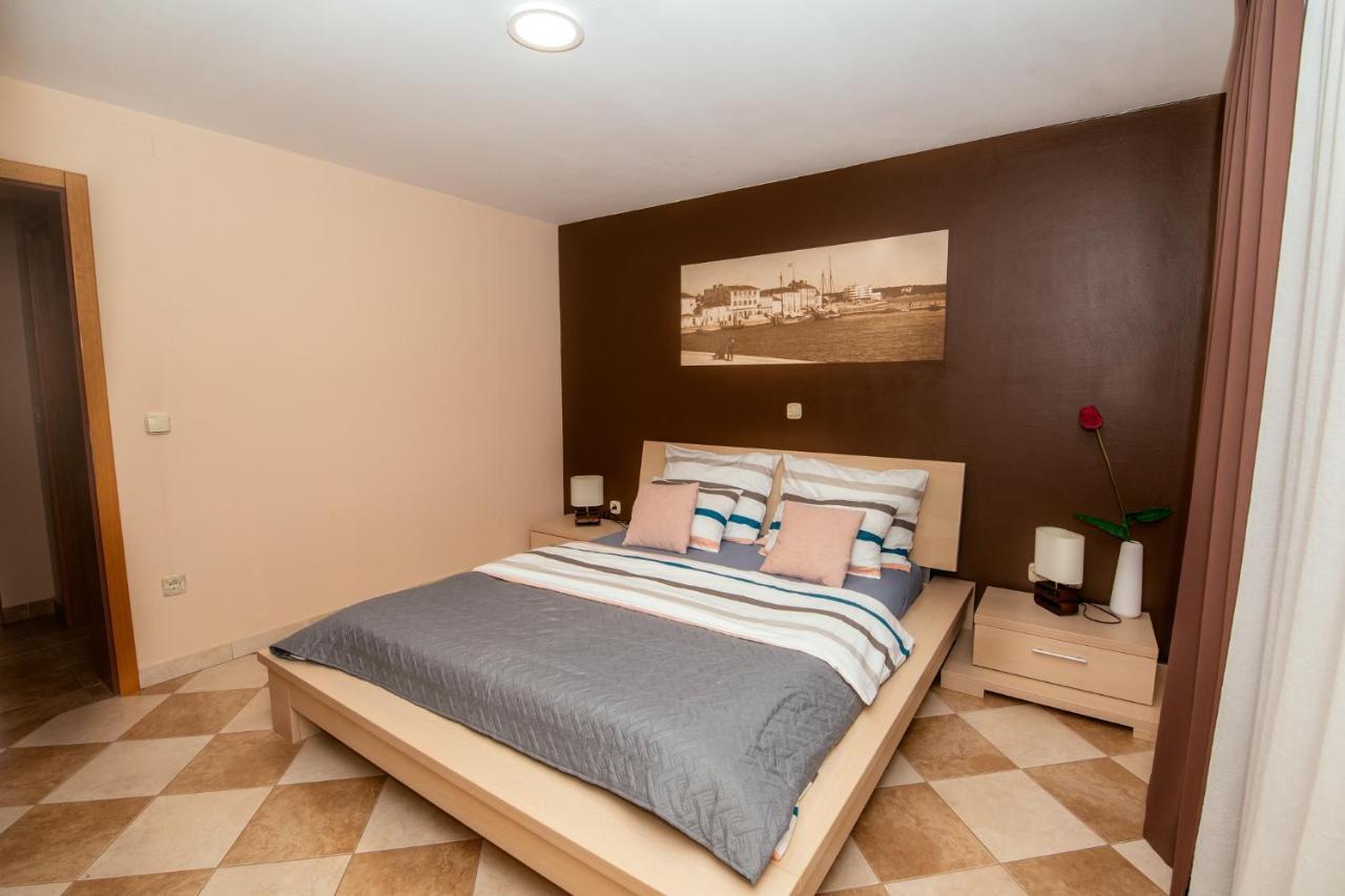 M&M Apartments Biograd Na Moru Luaran gambar